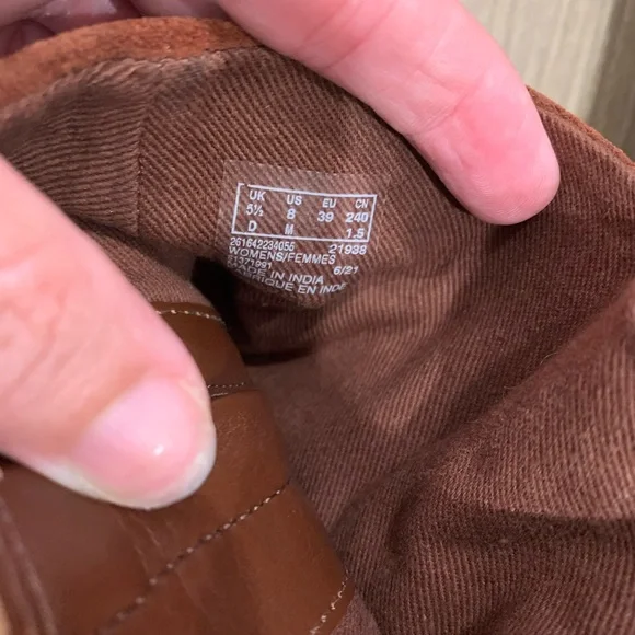 NWOB Clark’s women Camzin suede ankle boots belted boho‎ country details size 8 - Picture 6 of 6